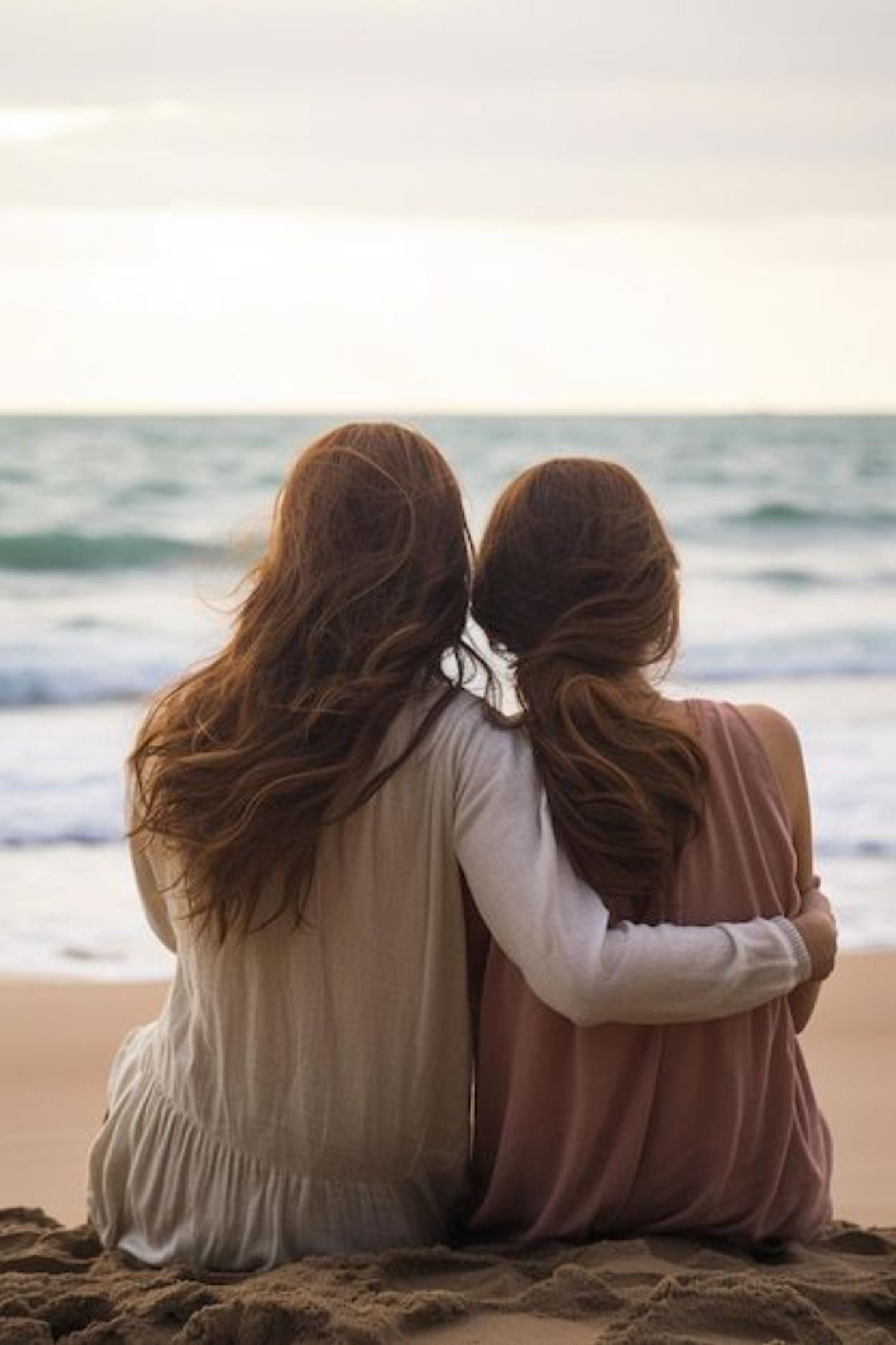 dos amigos abrazándose con los hombros imagen premium generada con ia convertido a grande